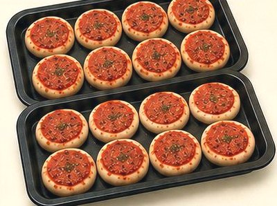 Dos bandejas con doce pizzetas con salsa de tomate