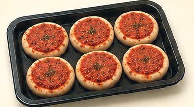 Bandeja con seis pizzetas con salsa de tomate